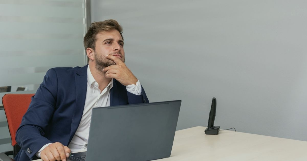 Innere Erwartungslücke – Führungskraft sitzt nachdenklich am Schreibtisch und hinterfragt die eigenen Erwartungen an sich